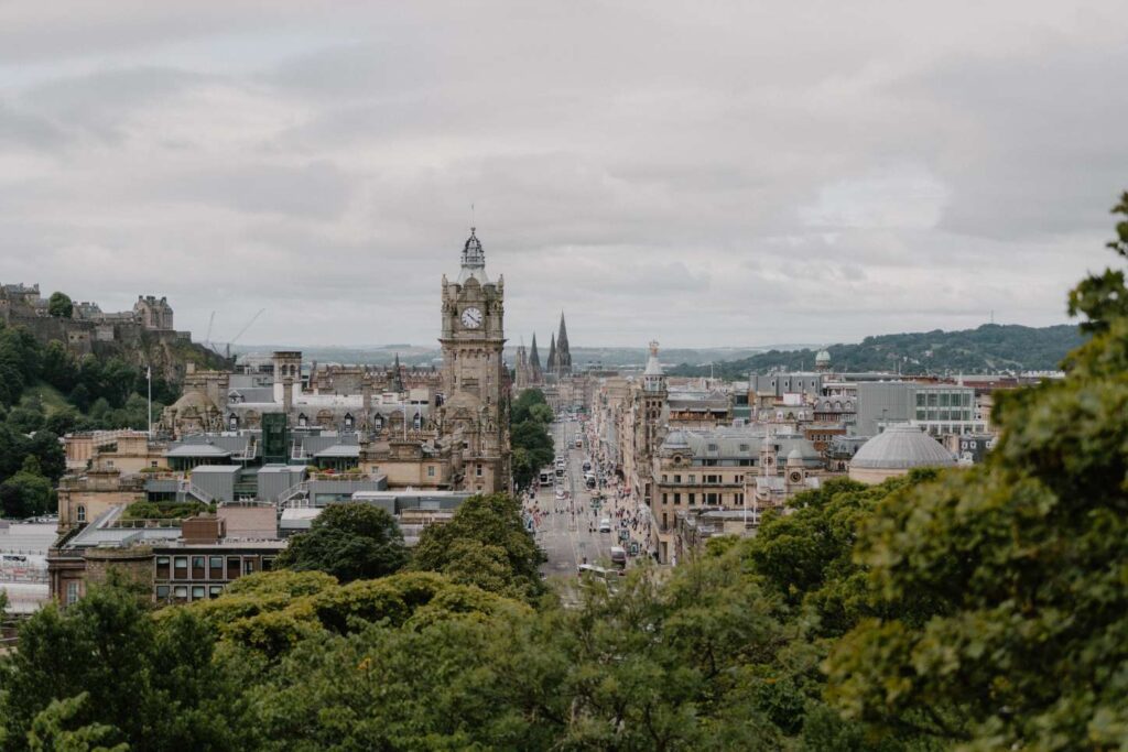 https://hiddenscotland-gallery.ams3.cdn.digitaloceanspaces.com/wp/2018/01/CaltonHill7of8-1024x683.jpg