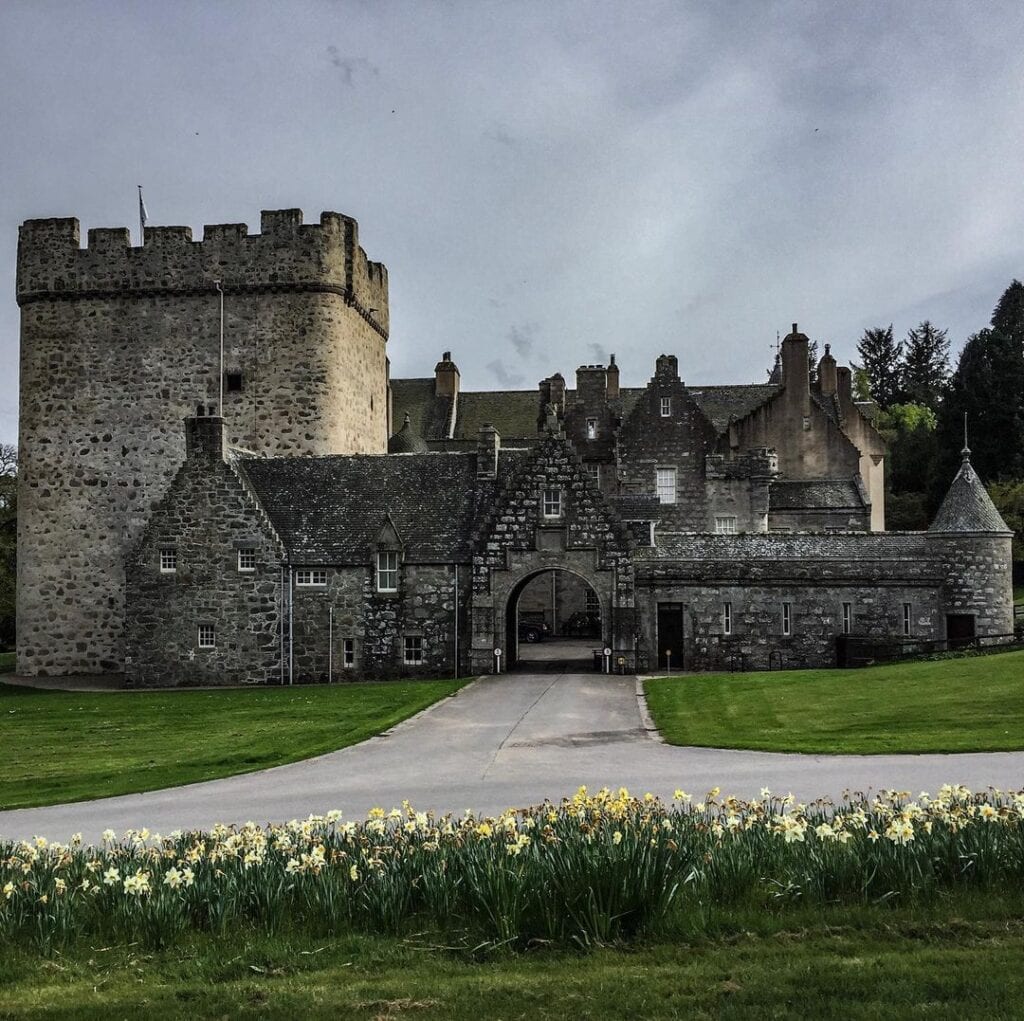 https://hiddenscotland-gallery.ams3.cdn.digitaloceanspaces.com/wp/2018/03/Drum-Castle-1024x1021.jpg