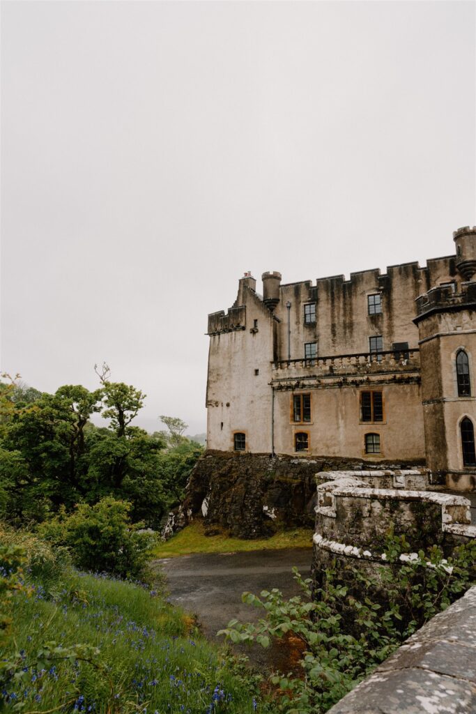 https://hiddenscotland-gallery.ams3.cdn.digitaloceanspaces.com/wp/2018/03/Dunvegan-Castle-Gardens-4-683x1024.jpg