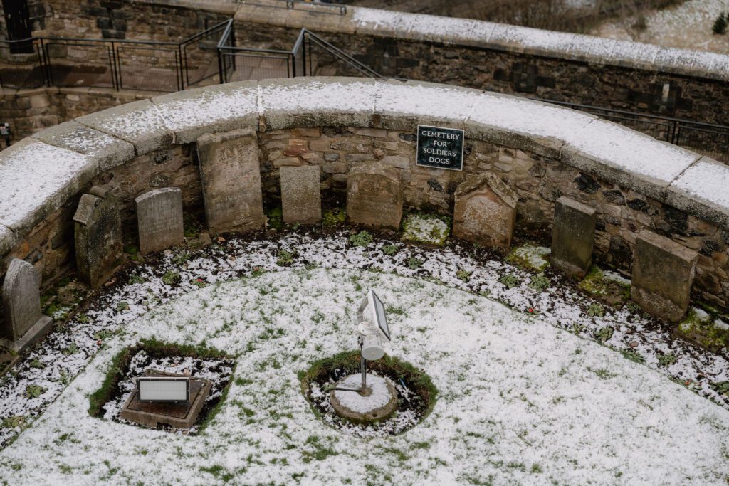 https://hiddenscotland-gallery.ams3.cdn.digitaloceanspaces.com/wp/2018/03/EdinburghCastle23-1024x683.jpg
