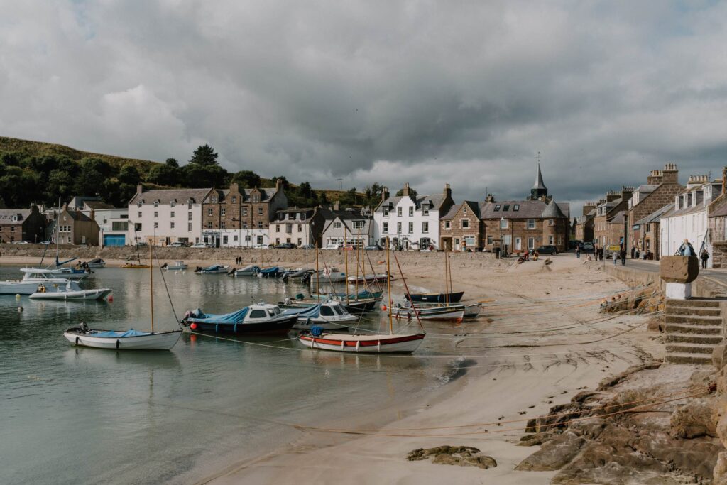 https://hiddenscotland-gallery.ams3.cdn.digitaloceanspaces.com/wp/2018/03/StonehavenHarbour1-1024x683.jpg