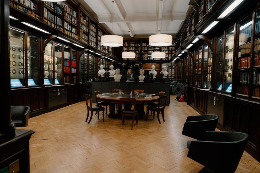 https://hiddenscotland-gallery.ams3.cdn.digitaloceanspaces.com/wp/2018/04/ScottishNationalPortraitGallery8-1024x683.jpg