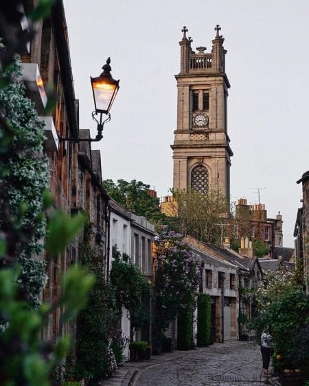 Investigate the neo-classical architecture of the New Town
