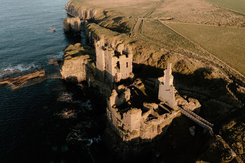 https://hiddenscotland-gallery.ams3.cdn.digitaloceanspaces.com/wp/2018/05/CastleSinclairGirnigoe8.jpg