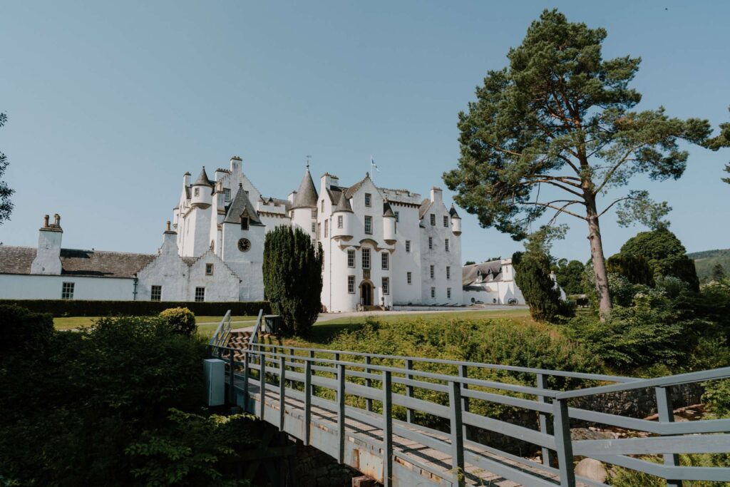 https://hiddenscotland-gallery.ams3.cdn.digitaloceanspaces.com/wp/2018/08/BlairCastle5-1024x683.jpg