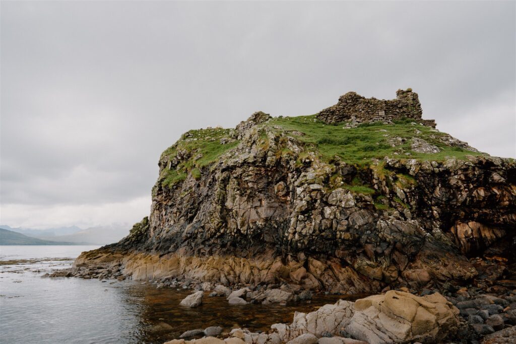 https://hiddenscotland-gallery.ams3.cdn.digitaloceanspaces.com/wp/2019/01/Dunscaith-Castle-13-1024x683.jpg