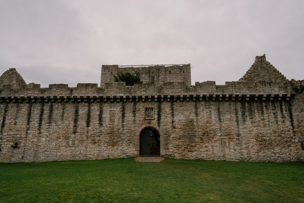 https://hiddenscotland-gallery.ams3.cdn.digitaloceanspaces.com/wp/2019/05/Craigmillar-Castle-2-of-38_websize-1024x683.jpg