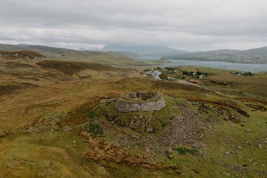https://hiddenscotland-gallery.ams3.cdn.digitaloceanspaces.com/wp/2019/06/Dun-Beag-Broch-22-1024x682.jpg