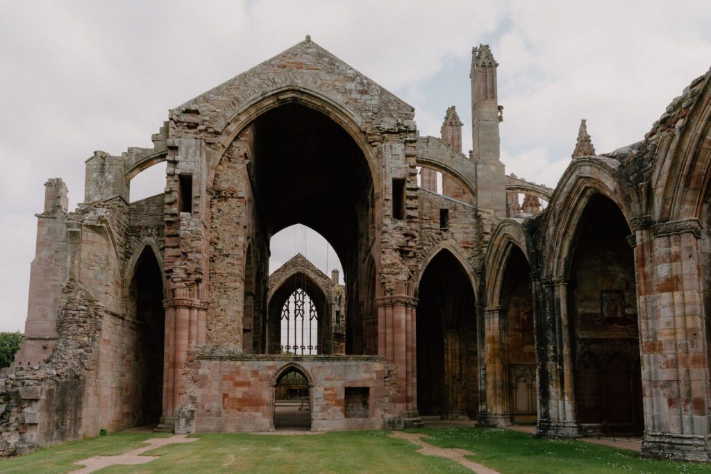 https://hiddenscotland-gallery.ams3.cdn.digitaloceanspaces.com/wp/2019/06/MelroseAbbey1-1024x683.jpg