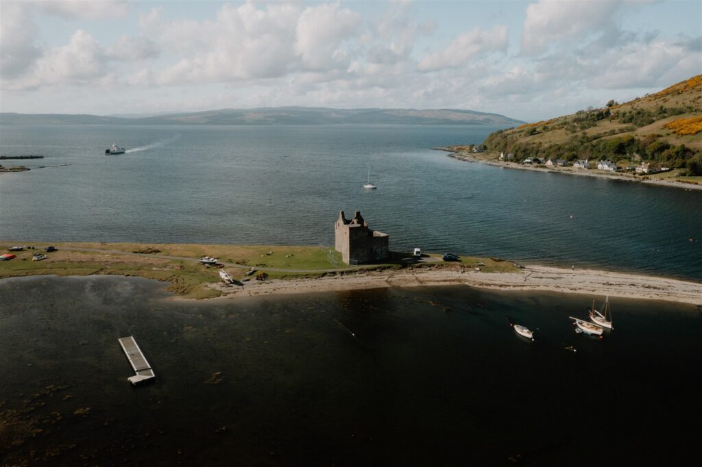 https://hiddenscotland-gallery.ams3.cdn.digitaloceanspaces.com/wp/2020/03/Lochranza-Castle-18-1024x682.jpg