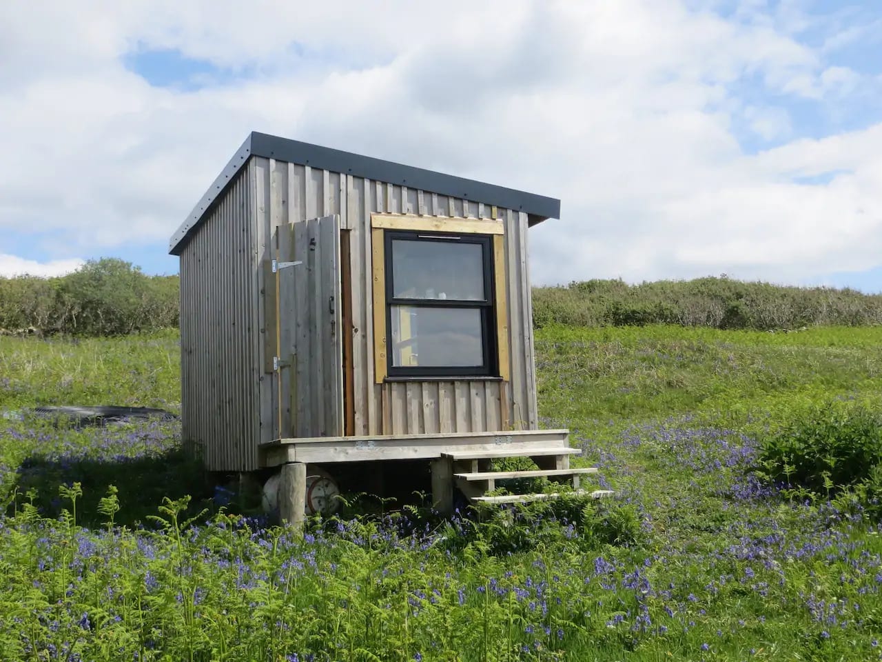 Off-grid Eco Camping Hut