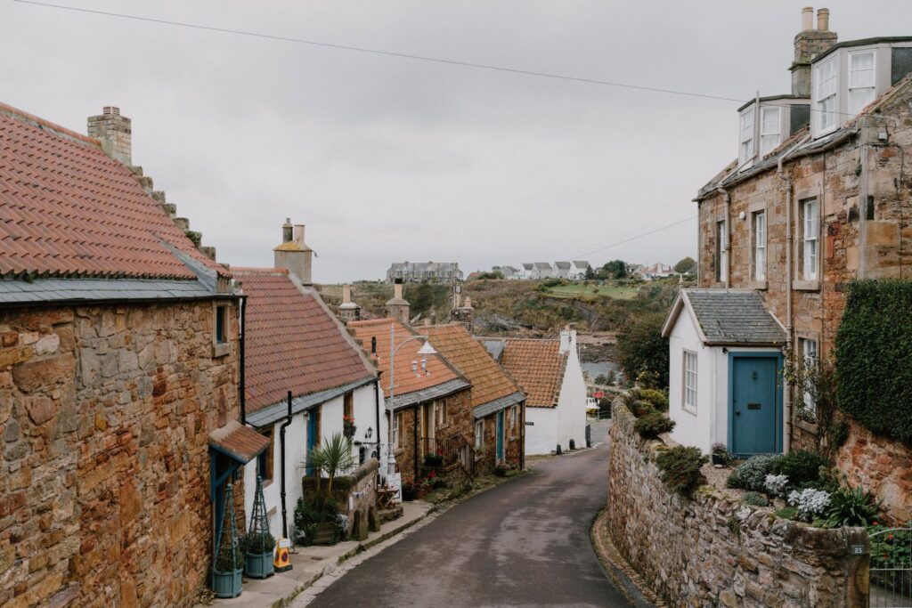 https://hiddenscotland-gallery.ams3.cdn.digitaloceanspaces.com/wp/2021/12/Crail2-1024x683.jpg