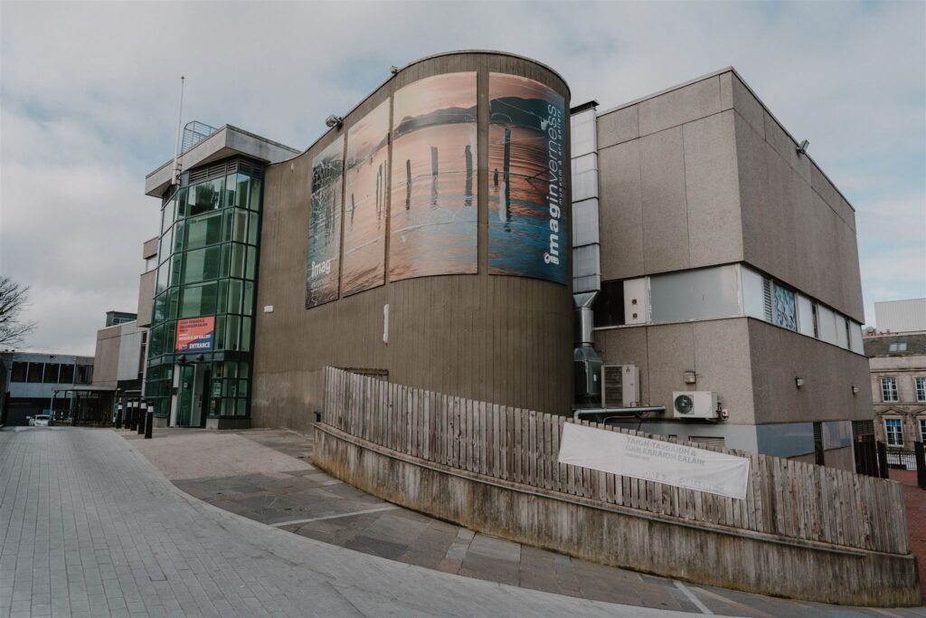 https://hiddenscotland-gallery.ams3.cdn.digitaloceanspaces.com/wp/2022/03/Inverness-Museum-and-Art-Gallery-4_websize-1024x683.jpg