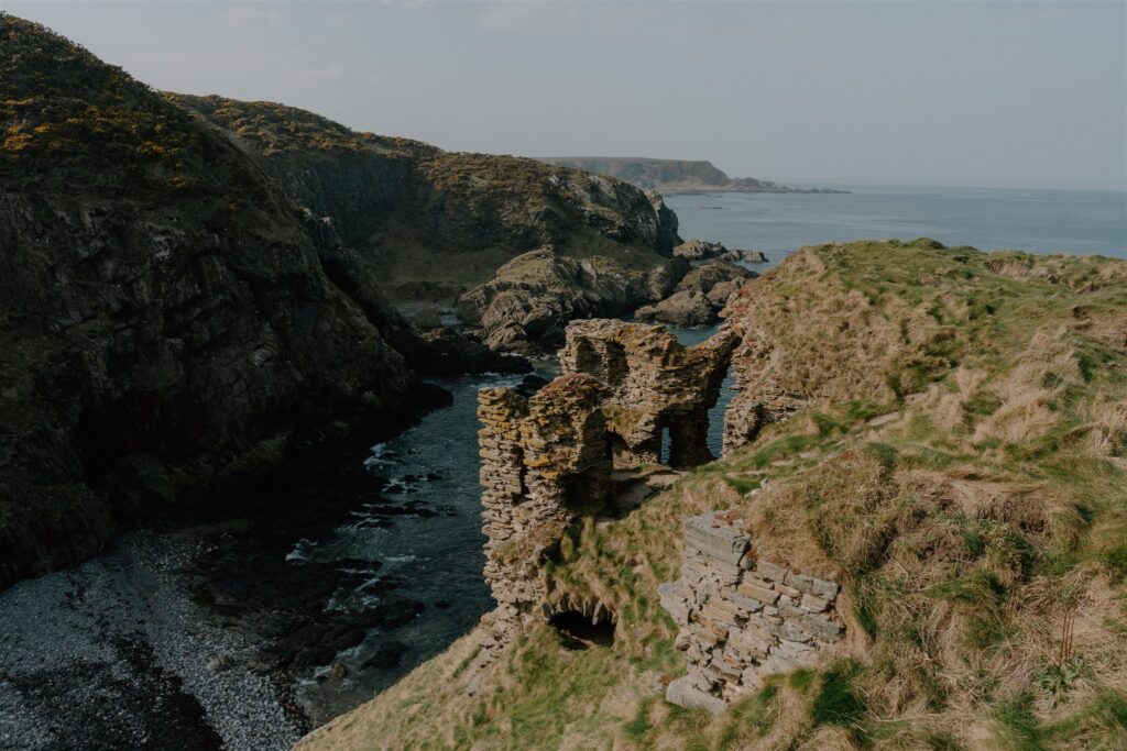 https://hiddenscotland-gallery.ams3.cdn.digitaloceanspaces.com/wp/2022/04/Findlater-Castle-Sunnyside-Beach-21-1024x683.jpg