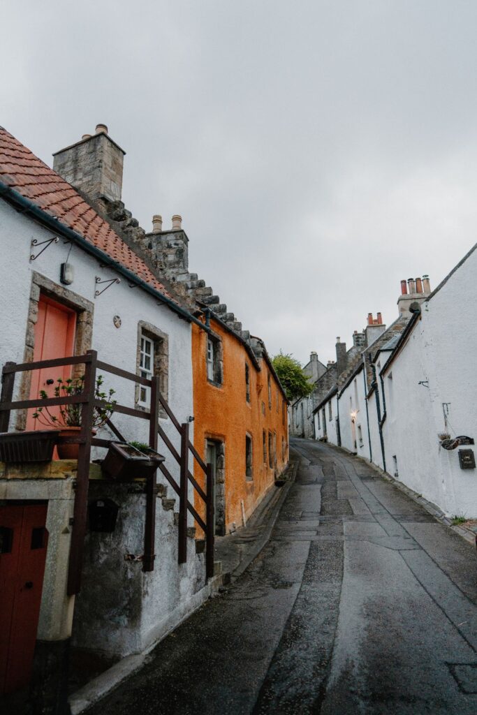 Colourful old houses on steep, cobbled Tanhouse Brae, Culross.