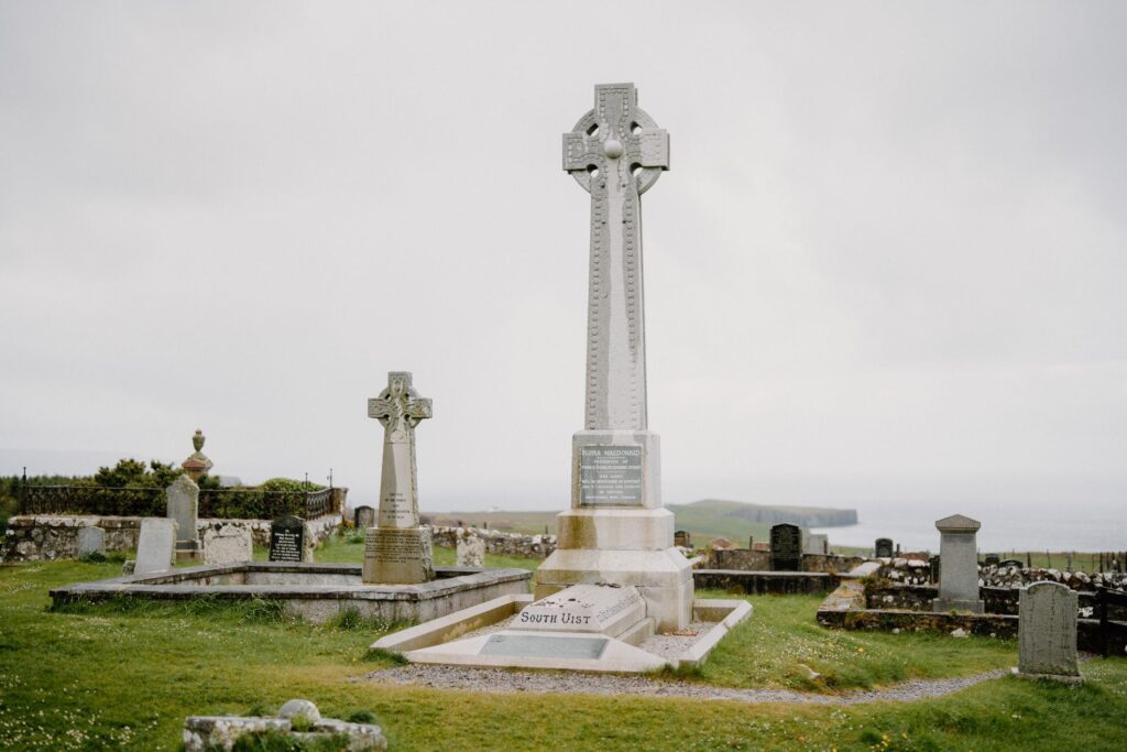 https://hiddenscotland-gallery.ams3.cdn.digitaloceanspaces.com/wp/2022/05/Grave-of-Flora-MacDonald-11-1024x683.jpg