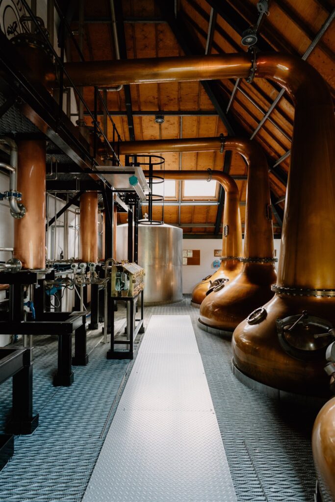 https://hiddenscotland-gallery.ams3.cdn.digitaloceanspaces.com/wp/2022/07/Lochranza-Distillery-17-683x1024.jpg