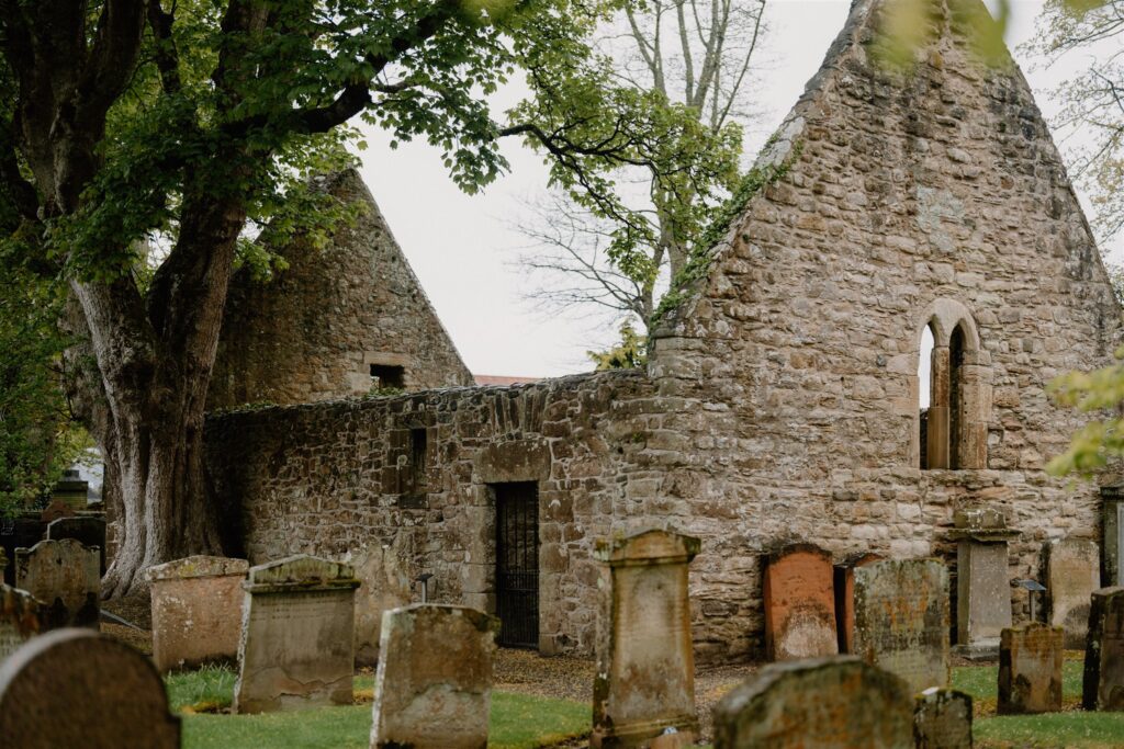 https://hiddenscotland-gallery.ams3.cdn.digitaloceanspaces.com/wp/2022/08/Alloway-Auld-Kirk-6-1024x683.jpg