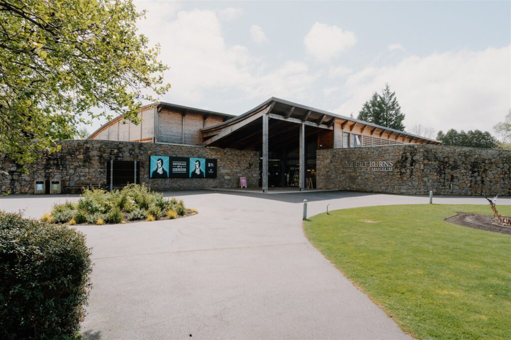 https://hiddenscotland-gallery.ams3.cdn.digitaloceanspaces.com/wp/2022/08/Robert-Burns-Birthplace-Museum-3-1024x683.jpg