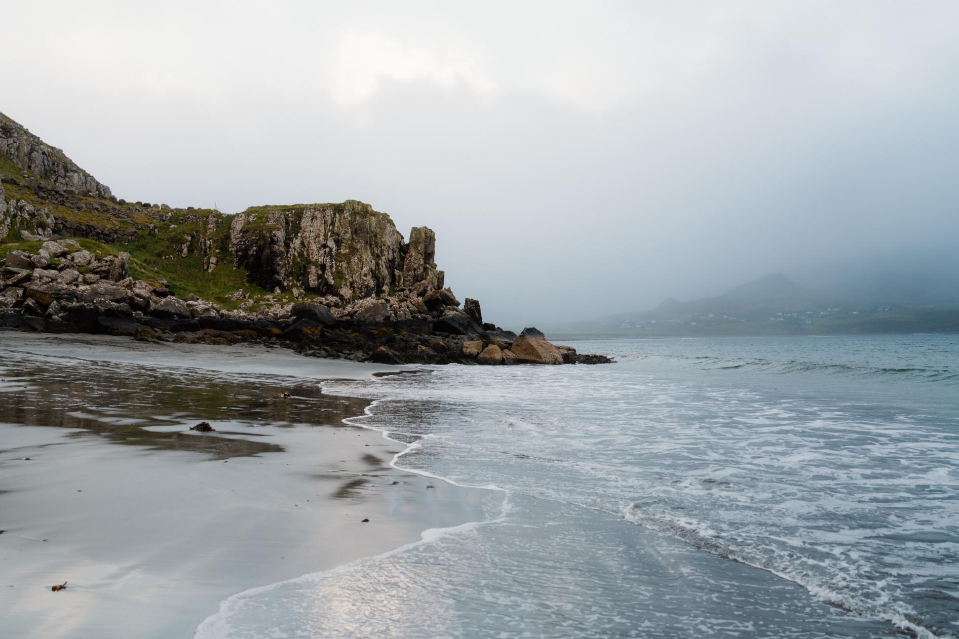 https://hiddenscotland-gallery.ams3.cdn.digitaloceanspaces.com/wp/2024/05/AnCorranBeach-DinosaurFootprints-@simonhird6-large-1717064848.jpg