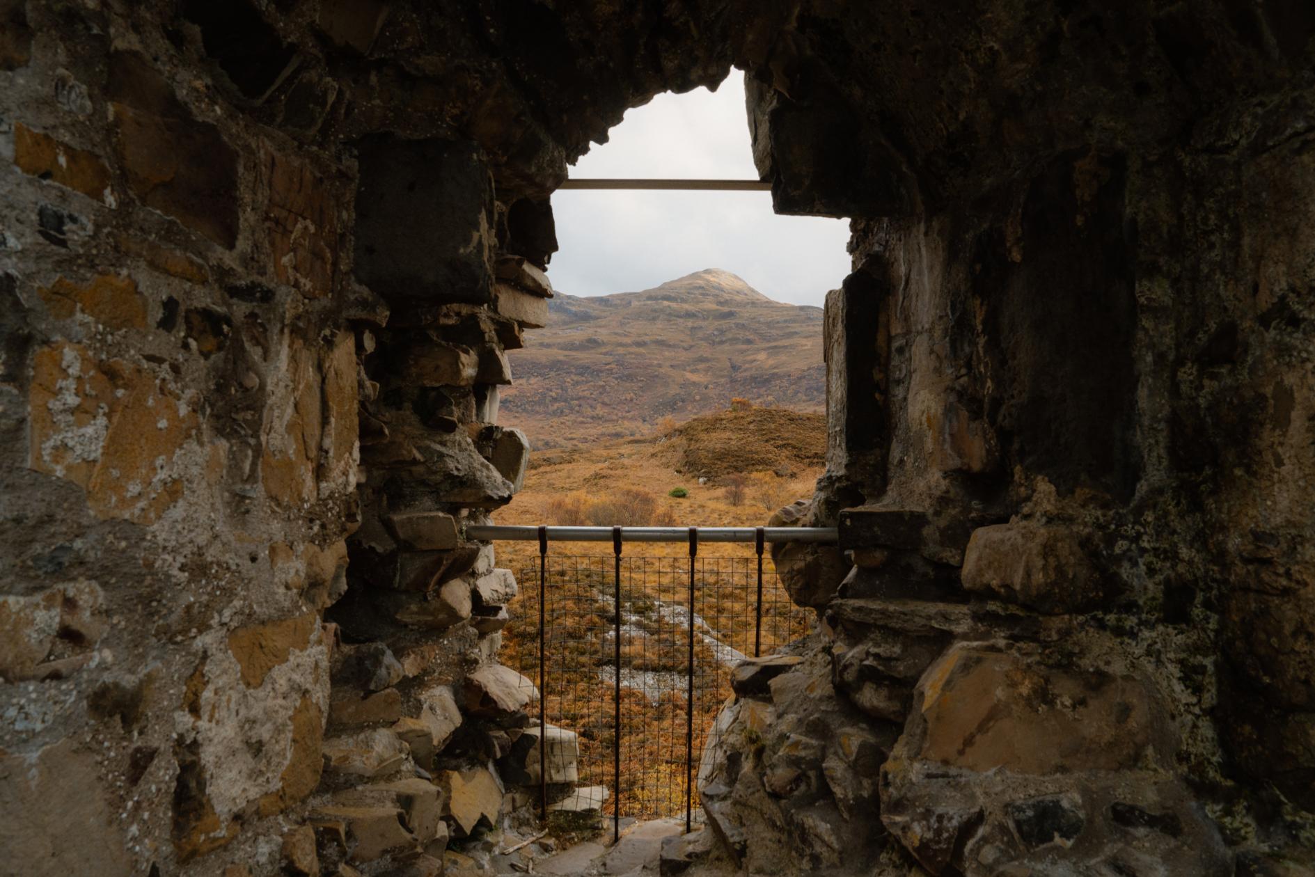 https://hiddenscotland-gallery.ams3.cdn.digitaloceanspaces.com/wp/2024/05/CaistealMaolinKyleakin-@simonhird14-large-1717073916.jpg