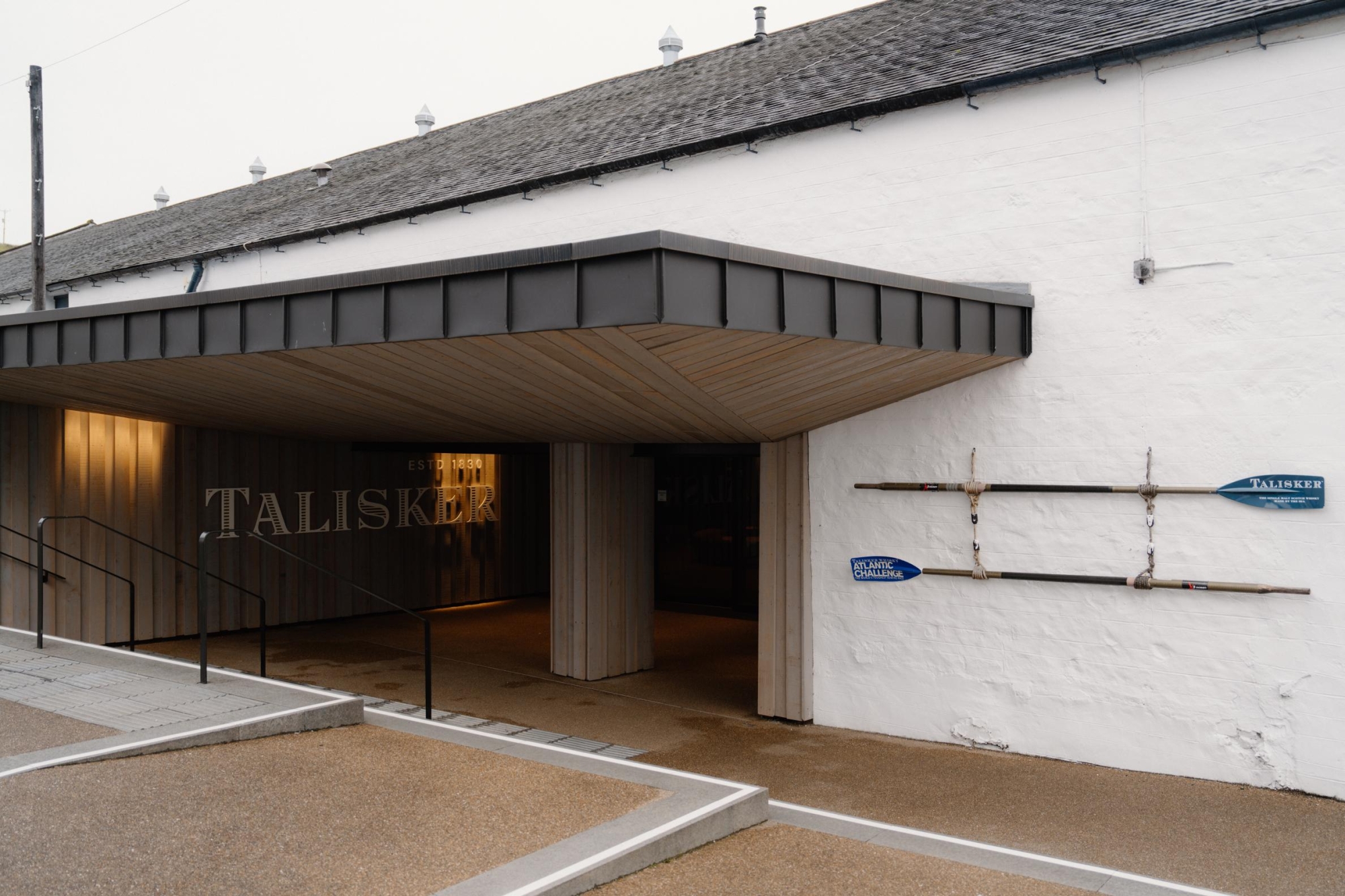 https://hiddenscotland-gallery.ams3.cdn.digitaloceanspaces.com/wp/2024/06/TaliskerDistillery-@simonhird4-large-1717698536.jpg