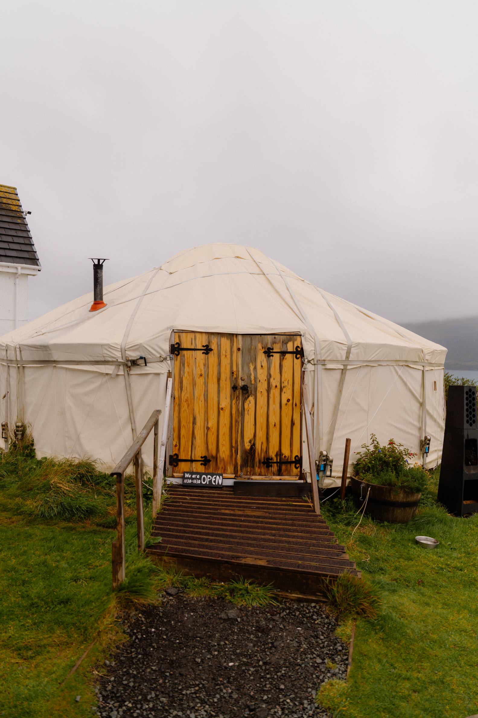 https://hiddenscotland-gallery.ams3.cdn.digitaloceanspaces.com/wp/2024/08/Skyeskyns&YURTea&coffee-@simonhird15-large-1723579917.jpg