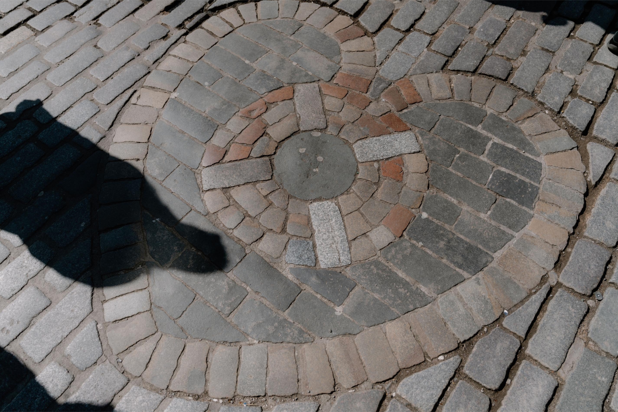 https://hiddenscotland-gallery.ams3.cdn.digitaloceanspaces.com/wp/2025/01/HeartofMidlothian(RoyalMile)2(1)-large-1737143899.jpg