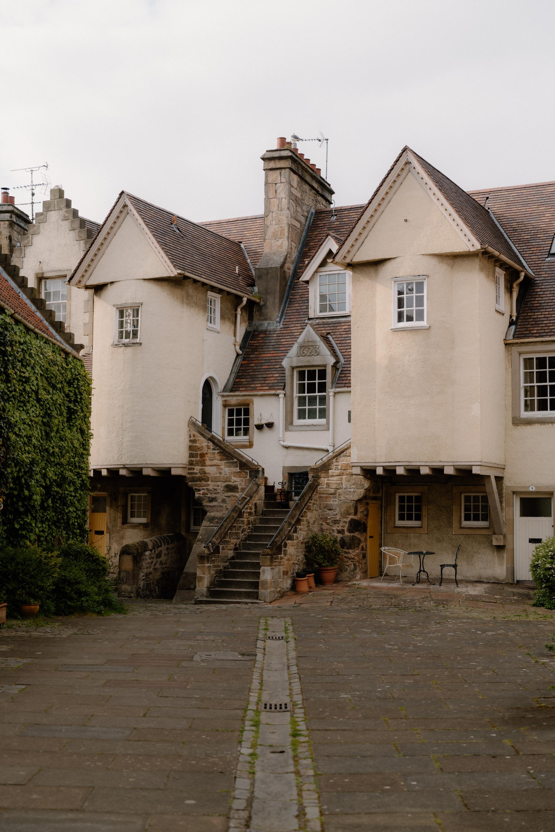 https://hiddenscotland-gallery.ams3.cdn.digitaloceanspaces.com/wp/2025/01/WhiteHorseClose3-large-1737222879.jpg