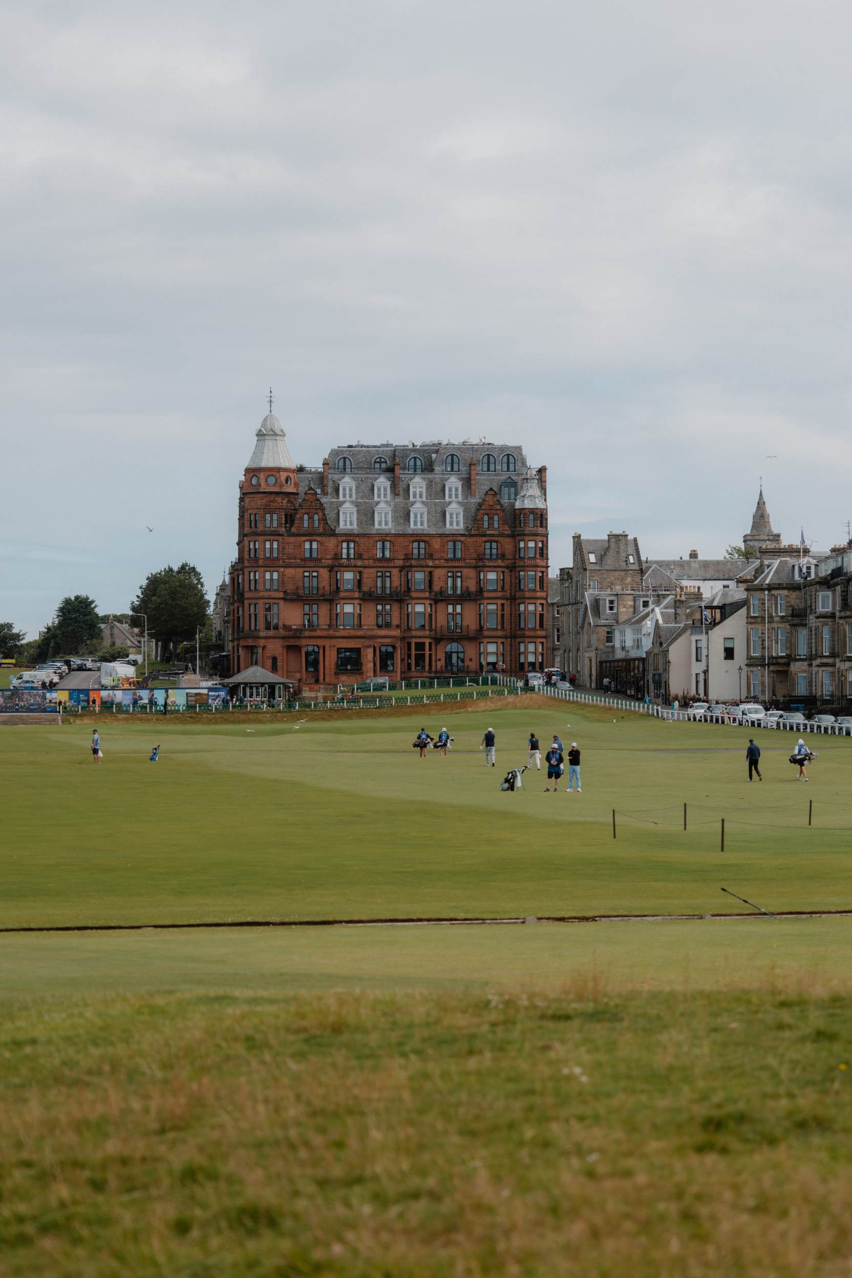 https://hiddenscotland-gallery.ams3.cdn.digitaloceanspaces.com/wp/2025/06/St.AndrewsLinks-@simonhird14-large-1750371802.jpg