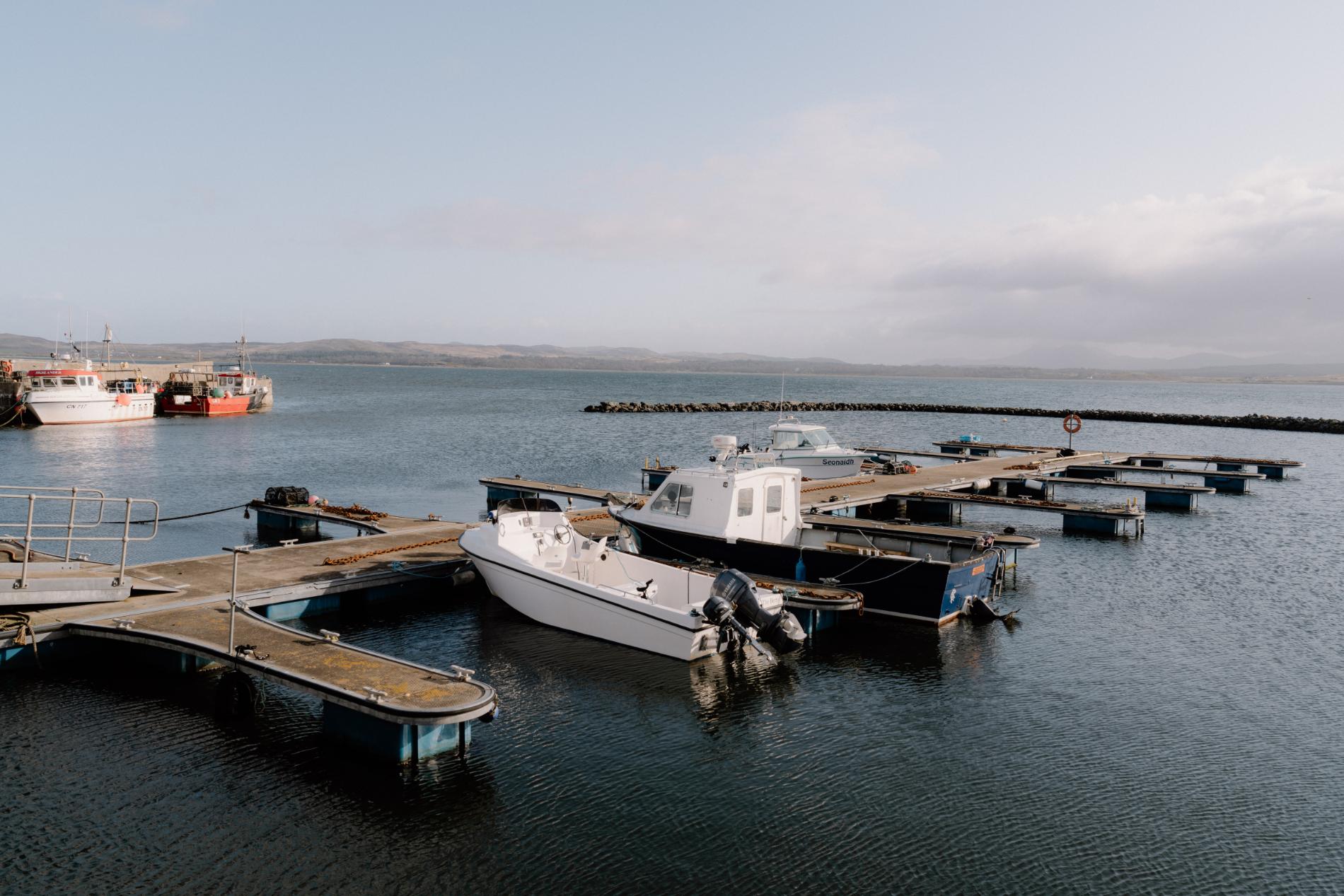 https://hiddenscotland-gallery.ams3.cdn.digitaloceanspaces.com/wp/2025/07/Bowmore5-large-1753091847.jpg